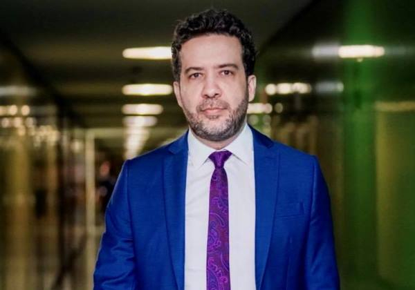 Janones enviou 76% das emendas para prefeitura da ex-namorada