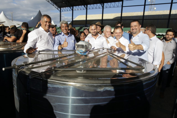 Jerônimo participa da 3ª Expo Belo Campo e entrega equipamentos para produtores