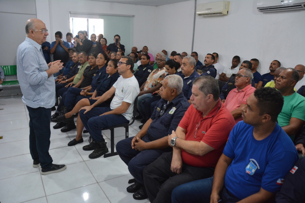 José Ronaldo faz visita técnica à Guarda Municipal e participa de homenagem a dois aposentados