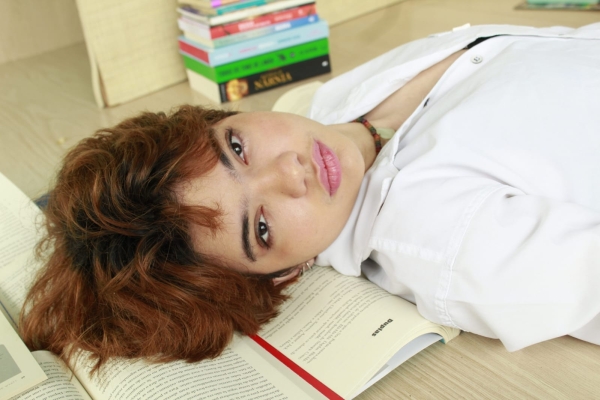 JOVEM ESCRITORA SOPHIA TRINDADE LANÇA PRIMEIRO LIVRO