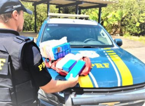 Jovem é presa com 13,3 kg de maconha quando viajava em ônibus