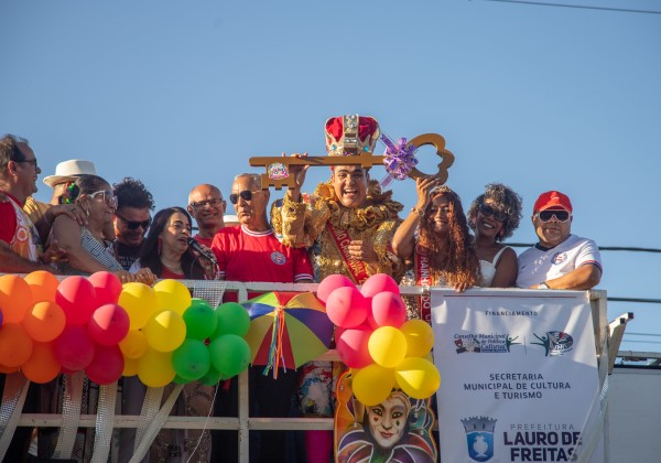 Lauro abre folia com entrega da chave da cidade à família do eterno Rei Momo Duzinho Nery