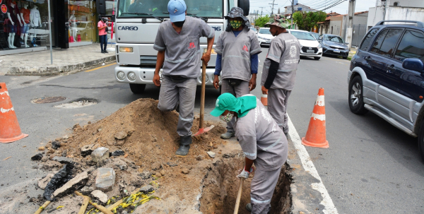 Limpeza e desobstrução de drenagem pluvial estão sendo executados pela Prefeitura