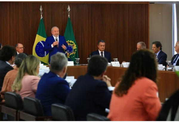 Lula faz 1ª reunião ministerial e pede boa relação com o Congresso