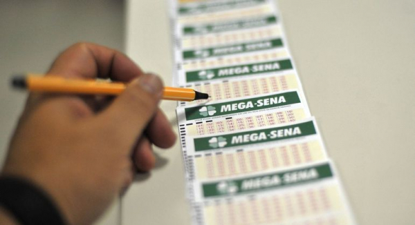 Mega-Sena acumula, e próximo prêmio pode chegar a R$ 165 mi