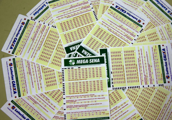 Mega-Sena pode pagar R$ 32 milhões nesta terça-feira (27)