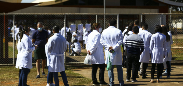 Mercado de jalecos: Mais da metade dos cursos de Medicina na Bahia tem desempenho abaixo do esperado no MEC