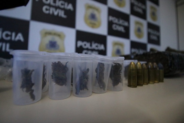 Metralhadora e R$ 50 mil em maconha de alta qualidade apreendidos