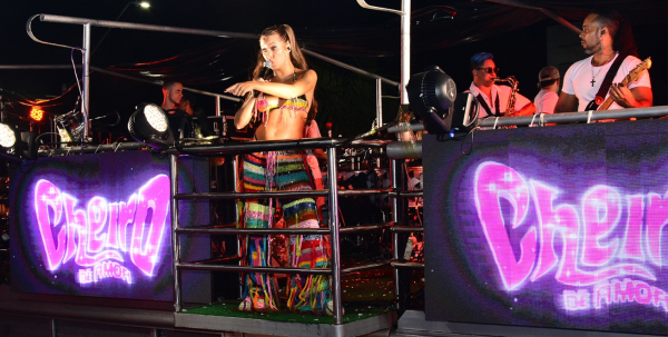 Micareta de Feira marca estreia de Raquel Tombesi no comando da banda Cheiro de Amor