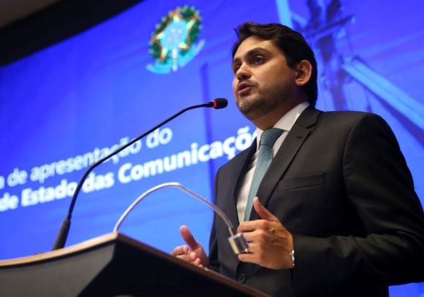 Ministro do União Brasil contraria Lula e recontrata nove bolsonaristas para Comunicações