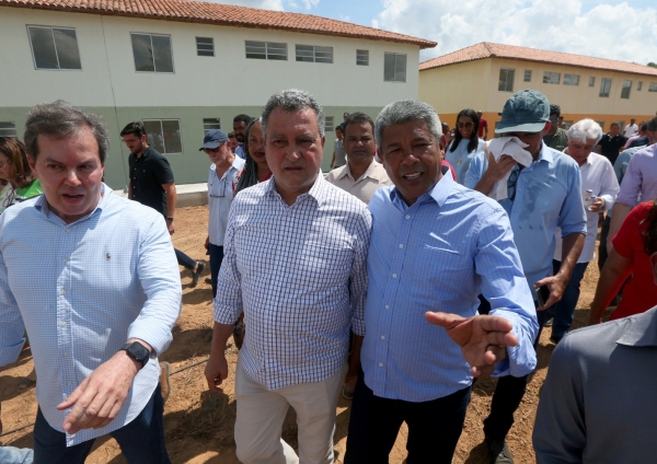 Ministro e governador confirmam entrega de moradias na terça-feira (14)