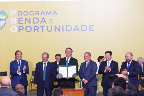 Ministro João Roma assina MP que possibilita microcrédito para beneficiários do Auxílio Brasil e BPC