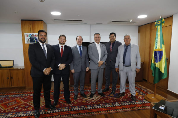 Ministro Rui Costa recebe prefeitos baianos e promete articulação contra queda de receita em 101 municípios da Bahia