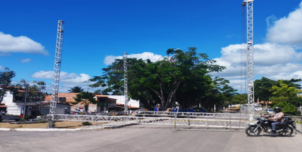 Montagem das estruturas para o São Pedro vai dando forma ao cenário da festa