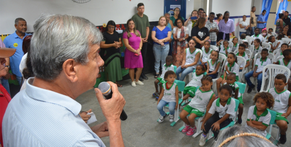 Moradores de Pé de Serra comemoram entrega da Escola Municipal Deocleciano Martins da Silva
