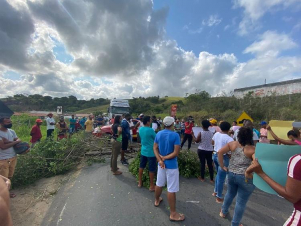 Moradores fecham trecho da BR-420, em Laje, pedindo transferência de idosa para capital baiana