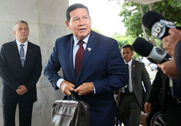 Mourão ataca ação da PF e conclama Forças Armadas a reagirem a ‘arbítrios’ do STF