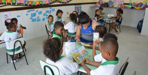 Mudança de referência contempla mais 13 professores da rede municipal