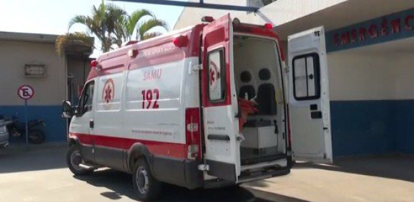 Mulher é esfaqueada pelo ex-namorado e salva por motociclista conhecido que passava no local
