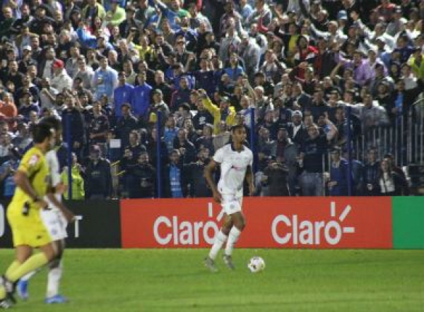 No ambiente de ‘violências naturalizadas’ que é o futebol, xenofobia segue presente