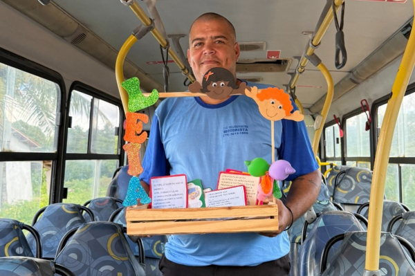 No volante da imaginação: motorista transforma trajeto escolar em jornada de leitura no distrito de Humildes