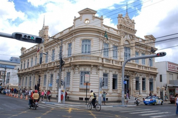 Novo micro-ônibus com acessibilidade reforçará o TFD em Feira de Santana