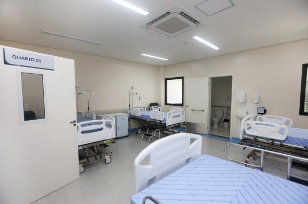 O Hospital Regional Dr. Mário Dourado Sobrinho (HRDMDS), em Irecê, ganhou novos 90 leitos para Enfermaria, ampliando o atendimento que é referência em média e alta complexidade para cerca de 700 mil moradores do centro-norte baiano. Nesta fase, as obras d