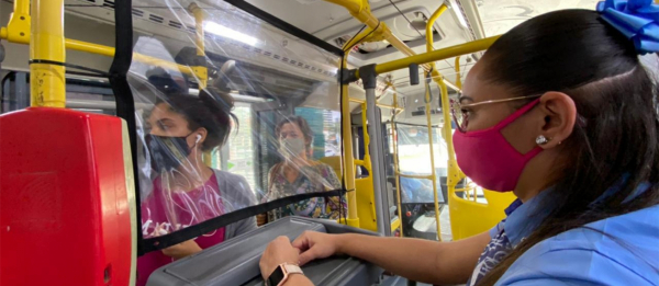 Ônibus urbanos de Feira ganham cortinas de proteção à Covid