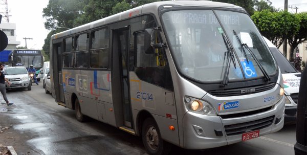 Ônibus urbanos passam a circular até 20h em Feira de Santana