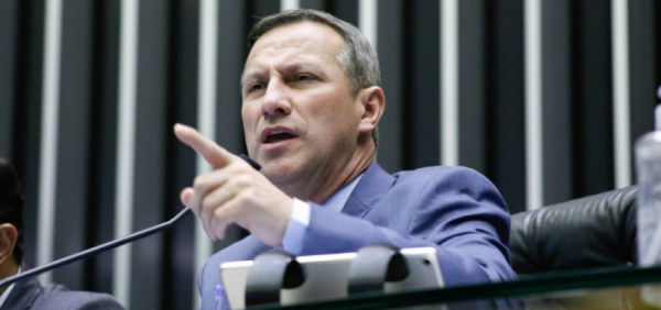 Oposição protocola projeto que pode beneficiar Bolsonaro