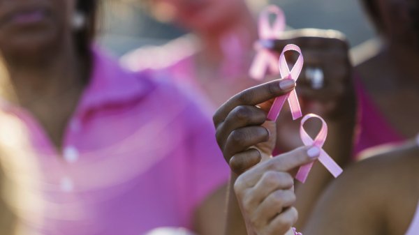 Outubro Rosa: ações gratuitas promovem campanha contra câncer de mama em comunidades de Salvador  