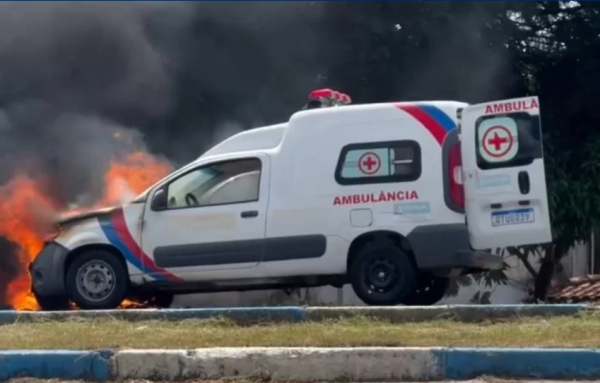 PACIENTES ESCAPARAM: Ambulância de São Felipe pega fogo na BR-101