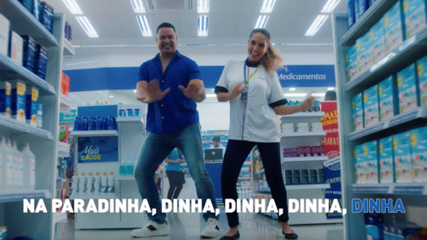 Pague Menos e Extrafarma convidam a dar uma ‘Paradinha’ em nova campanha