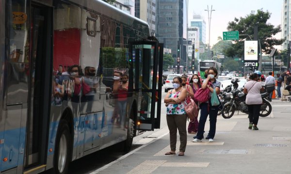 País registra maior queda na média móvel de óbitos por covid-19