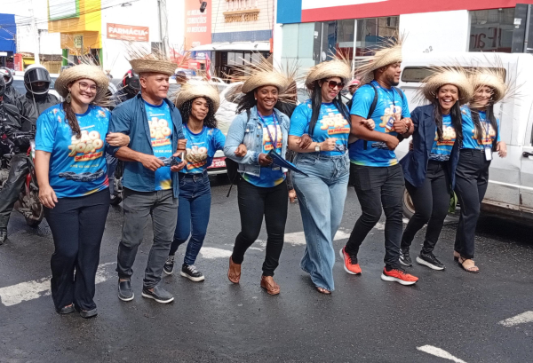 Passeata junina leva animação às ruas do Centro de Feira de Santana e reforça sucesso da campanha São João de Prêmios