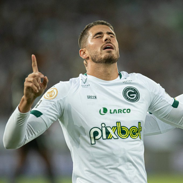 Pedro Raul decide e Goiás derrota Botafogo de virada no Brasileiro