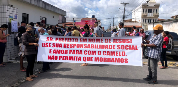 Permissionários do Shopping Popular realizam manifestação em frente a casa do ex-prefeito José Ronaldo