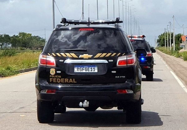 PF faz operação contra PMs investigados por desvio de armas para facções