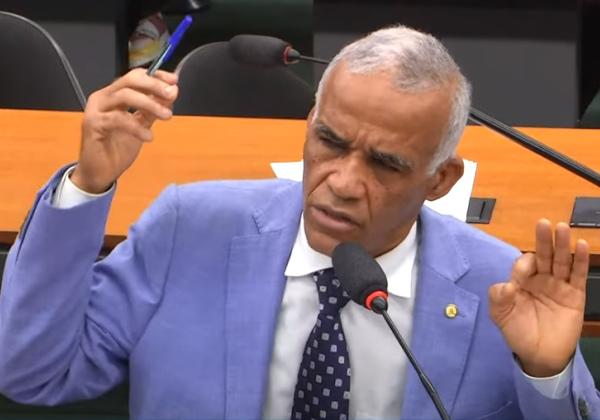 PGR processa Isidório por falas transfóbicas contra deputada