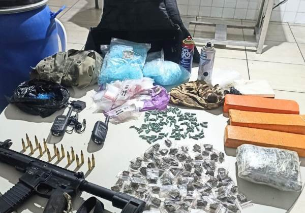 PM apreende fuzil e porções de drogas em Simões Filho