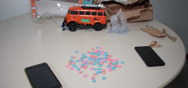 Polícia encontra droga escondida em brinquedo