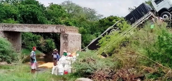 Ponte desaba com caminhão e prefeitura alega que equipamento estava interditado