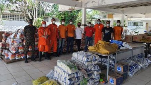 Positivo Tecnologia envia dois caminhões com cestas básicas para comunidades do sul da Bahia