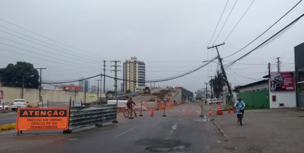 Poste ameaça cair e prejudica trânsito próximo ao viaduto Francisco Pinto