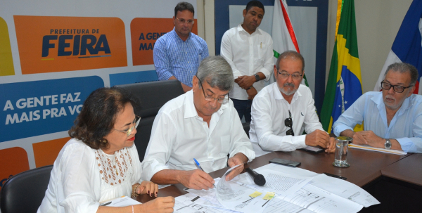 Prefeito autoriza obras de quadras esportivas e instalação de fibra ótica em escolas municipais