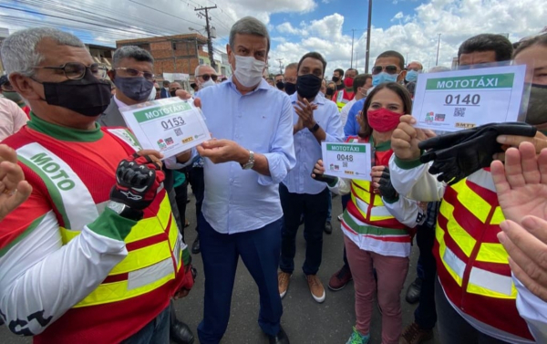 Prefeito Colbert entrega alvará de licenciamento aos novos mototaxistas