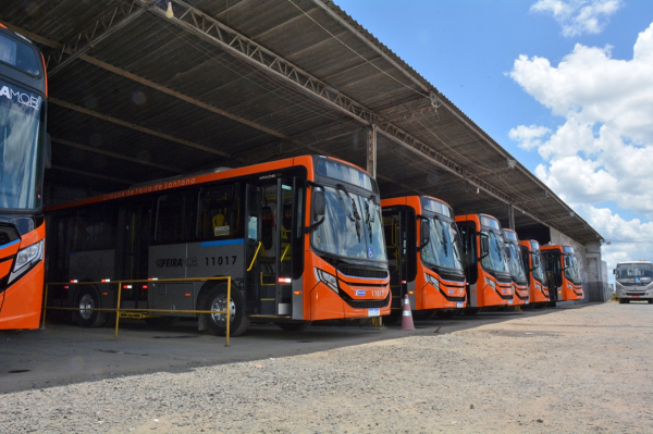 Prefeitura de Feira entrega sete ônibus climatizados para atender aos distritos