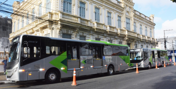 Prefeitura de Feira recebe ônibus 0KM da empresa Rosa