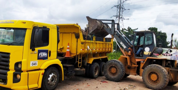 Prefeitura recolhe oito caçambas de lixo jogado em terreno no Eucaliptos