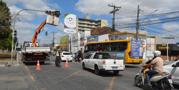 Prefeitura substitui 30 contadores regressivos em semáforos na Getúlio Vargas